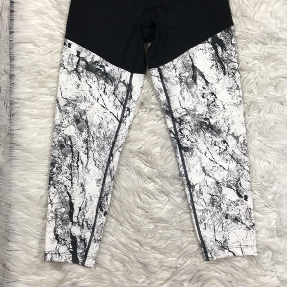 Body Language Revolve Scrunch Marble Crop Leggings - Picture 5 of 12